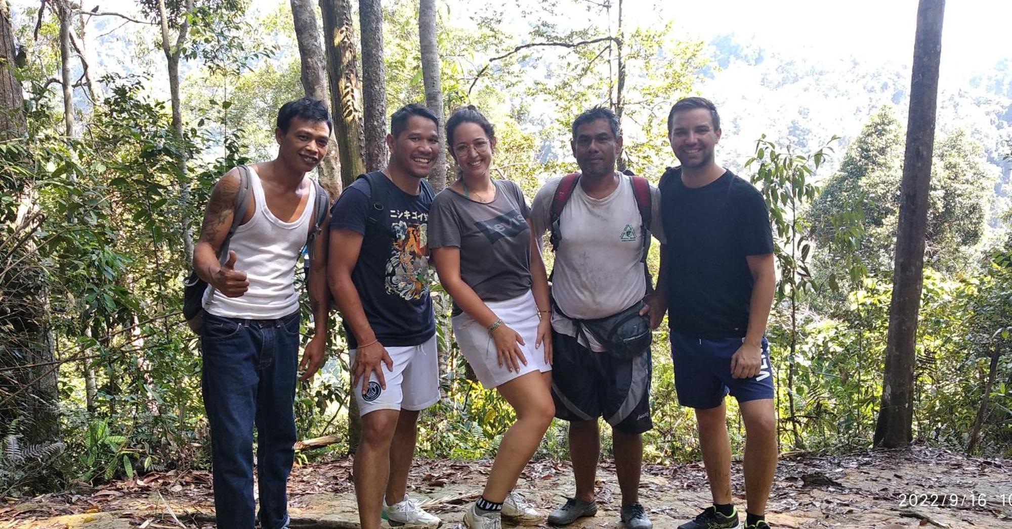 Orangutantreksumatra & Lovely Jungle Lodge Only Book If You Are Treking With Us Bukit Lawang Camera foto