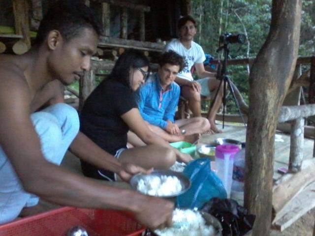Orangutantreksumatra & Lovely Jungle Lodge Only Book If You Are Treking With Us Bukit Lawang Camera foto
