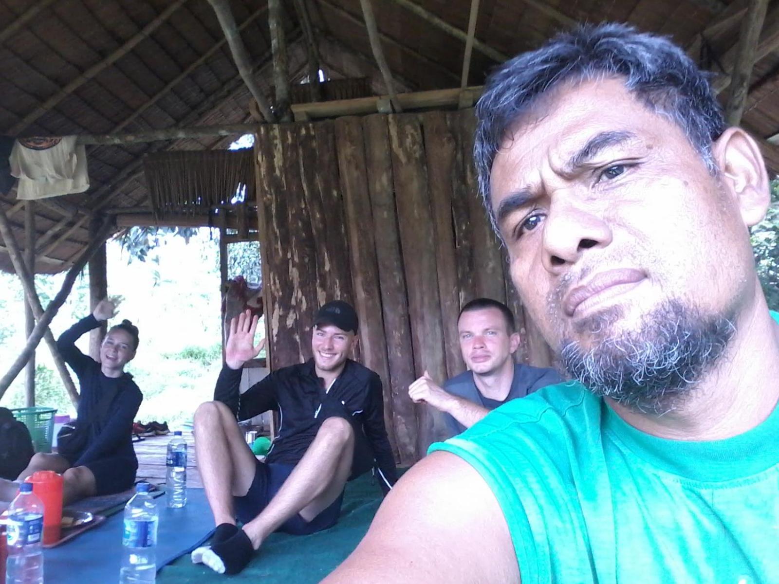 Orangutantreksumatra & Lovely Jungle Lodge Only Book If You Are Treking With Us Bukit Lawang Camera foto