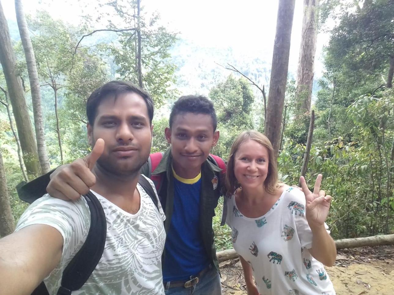 Orangutantreksumatra & Lovely Jungle Lodge Only Book If You Are Treking With Us Bukit Lawang Camera foto