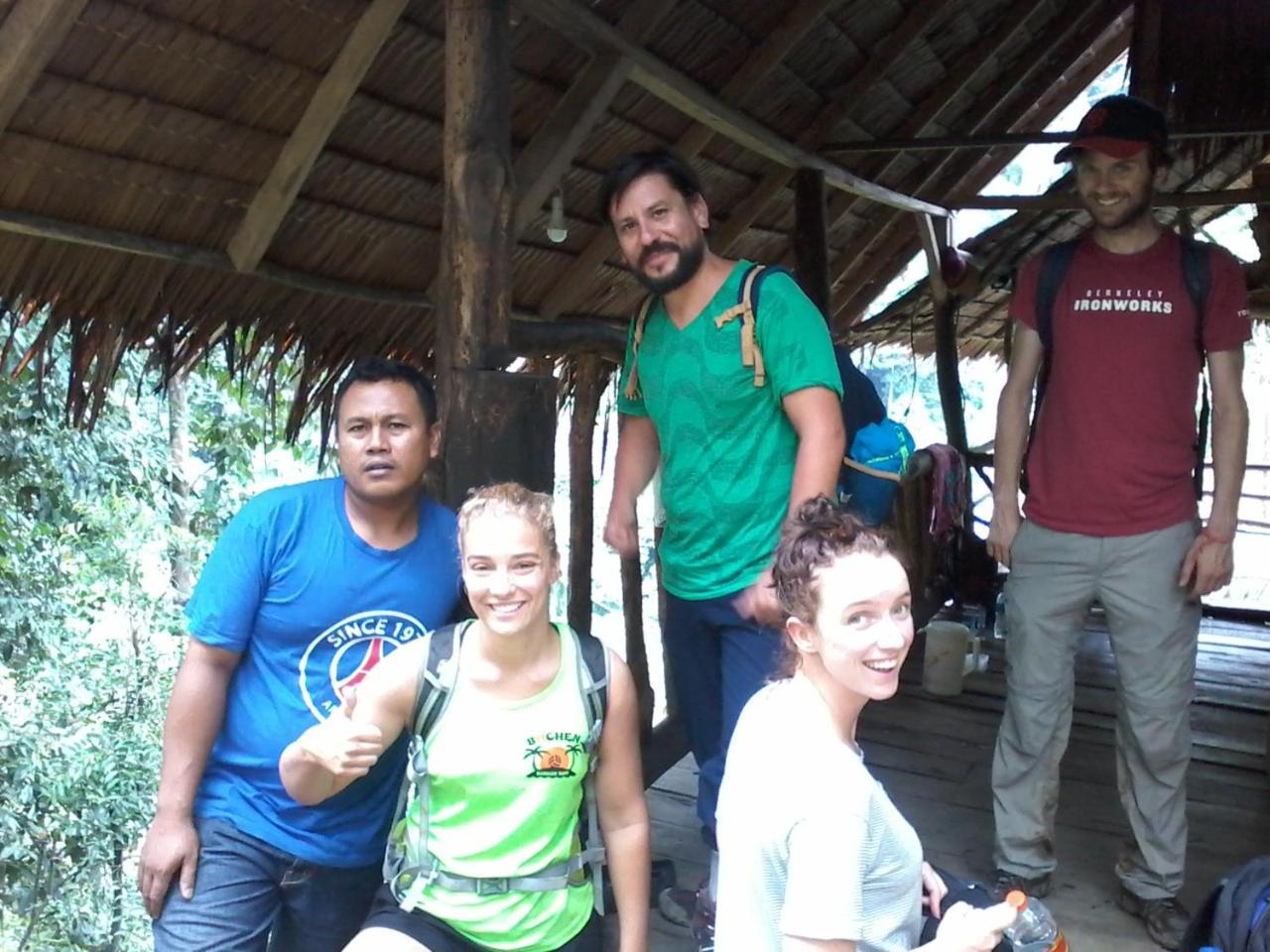 Orangutantreksumatra & Lovely Jungle Lodge Only Book If You Are Treking With Us Bukit Lawang Camera foto