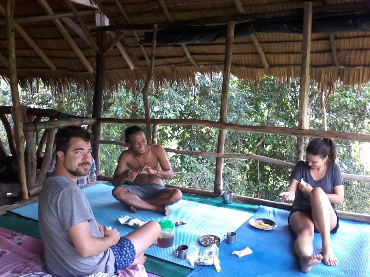 Orangutantreksumatra & Lovely Jungle Lodge Only Book If You Are Treking With Us Bukit Lawang Camera foto