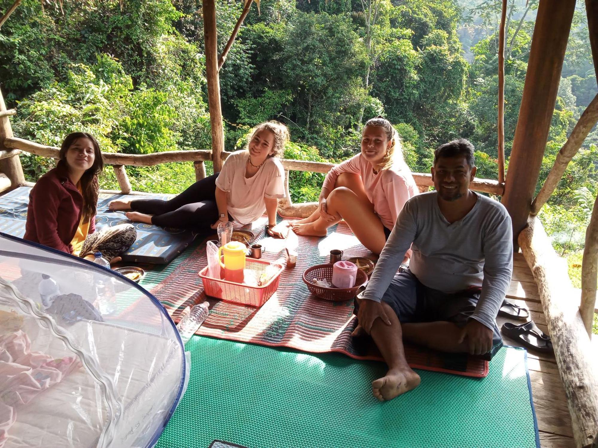 Orangutantreksumatra & Lovely Jungle Lodge Only Book If You Are Treking With Us Bukit Lawang Camera foto